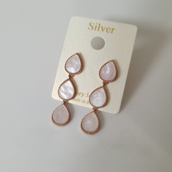 ⚡️BOGO 50% Off⚡️ Pink nacre earrings - Picture 2 of 2